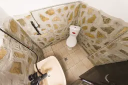 Perceel van 7.857 m² met 2-verdiepingen gezinswoning en bijgebouwen, met uitzicht nabij Veliko Tarnovo - Bulgarije