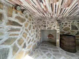 Perceel van 7.857 m² met 2-verdiepingen gezinswoning en bijgebouwen, met uitzicht nabij Veliko Tarnovo - Bulgarije