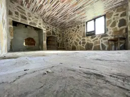 Perceel van 7.857 m² met 2-verdiepingen gezinswoning en bijgebouwen, met uitzicht nabij Veliko Tarnovo - Bulgarije