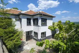 Perceel van 7.857 m² met 2-verdiepingen gezinswoning en bijgebouwen, met uitzicht nabij Veliko Tarnovo - Bulgarije