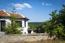 Perceel van 7.857 m² met 2-verdiepingen gezinswoning en bijgebouwen, met uitzicht nabij Veliko Tarnovo - Bulgarije