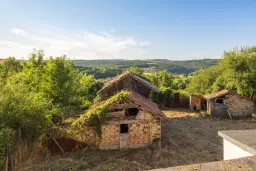 Perceel van 7.857 m² met 2-verdiepingen gezinswoning en bijgebouwen, met uitzicht nabij Veliko Tarnovo - Bulgarije