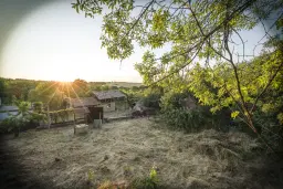 Perceel van 7.857 m² met 2-verdiepingen gezinswoning en bijgebouwen, met uitzicht nabij Veliko Tarnovo - Bulgarije