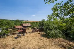 Perceel van 7.857 m² met 2-verdiepingen gezinswoning en bijgebouwen, met uitzicht nabij Veliko Tarnovo - Bulgarije