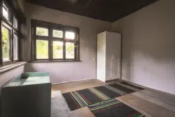 Perceel van 7.857 m² met 2-verdiepingen gezinswoning en bijgebouwen, met uitzicht nabij Veliko Tarnovo - Bulgarije