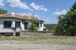 Perceel van 7.857 m² met 2-verdiepingen gezinswoning en bijgebouwen, met uitzicht nabij Veliko Tarnovo - Bulgarije