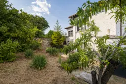 Perceel van 7.857 m² met 2-verdiepingen gezinswoning en bijgebouwen, met uitzicht nabij Veliko Tarnovo - Bulgarije