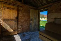 Gezinswoning op 2.090 m² perceel en bijgebouwen in Karaisen, Veliko Tarnovo - Bulgarije