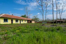 Gezinswoning op 2.090 m² perceel en bijgebouwen in Karaisen, Veliko Tarnovo - Bulgarije
