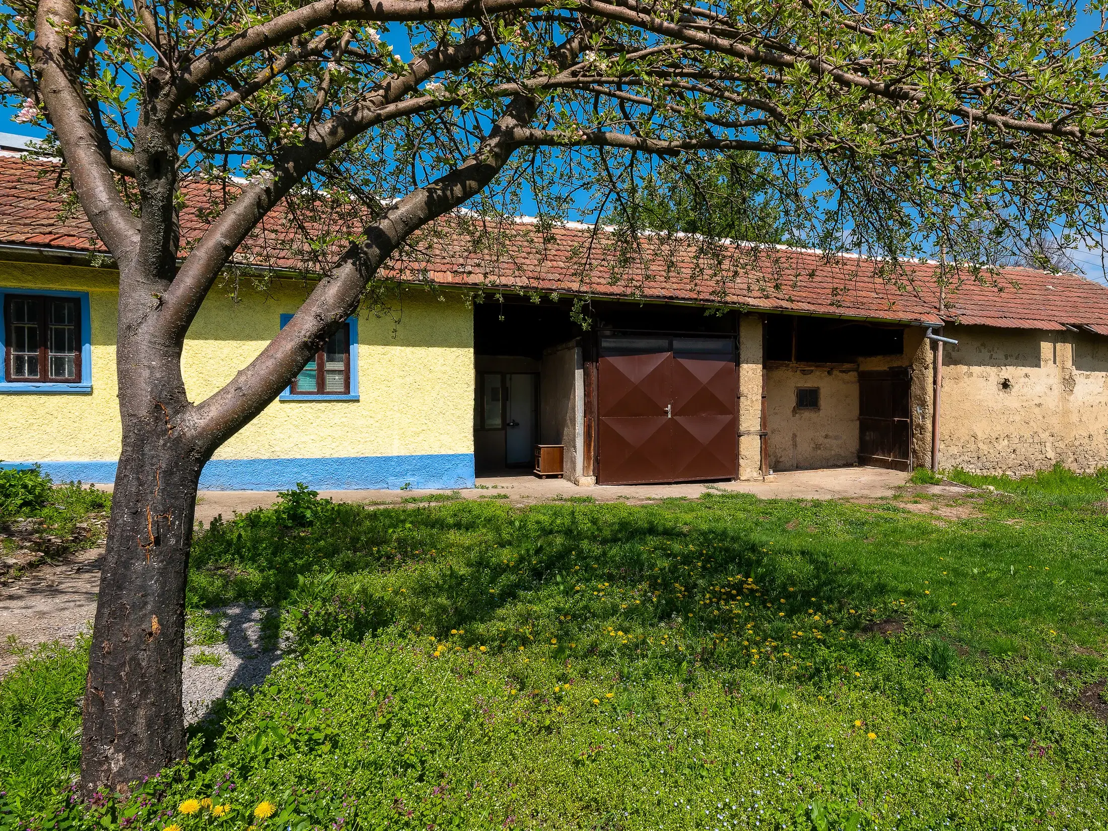 Gezinswoning op 2.090 m² perceel en bijgebouwen in Karaisen, Veliko Tarnovo - Bulgarije