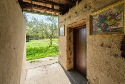 Gezinswoning op 2.090 m² perceel en bijgebouwen in Karaisen, Veliko Tarnovo - Bulgarije