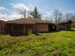 Gezinswoning op 2.090 m² perceel en bijgebouwen in Karaisen, Veliko Tarnovo - Bulgarije