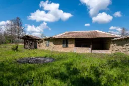 Gezinswoning op 2.090 m² perceel en bijgebouwen in Karaisen, Veliko Tarnovo - Bulgarije