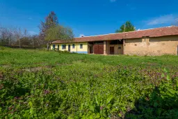 Gezinswoning op 2.090 m² perceel en bijgebouwen in Karaisen, Veliko Tarnovo - Bulgarije
