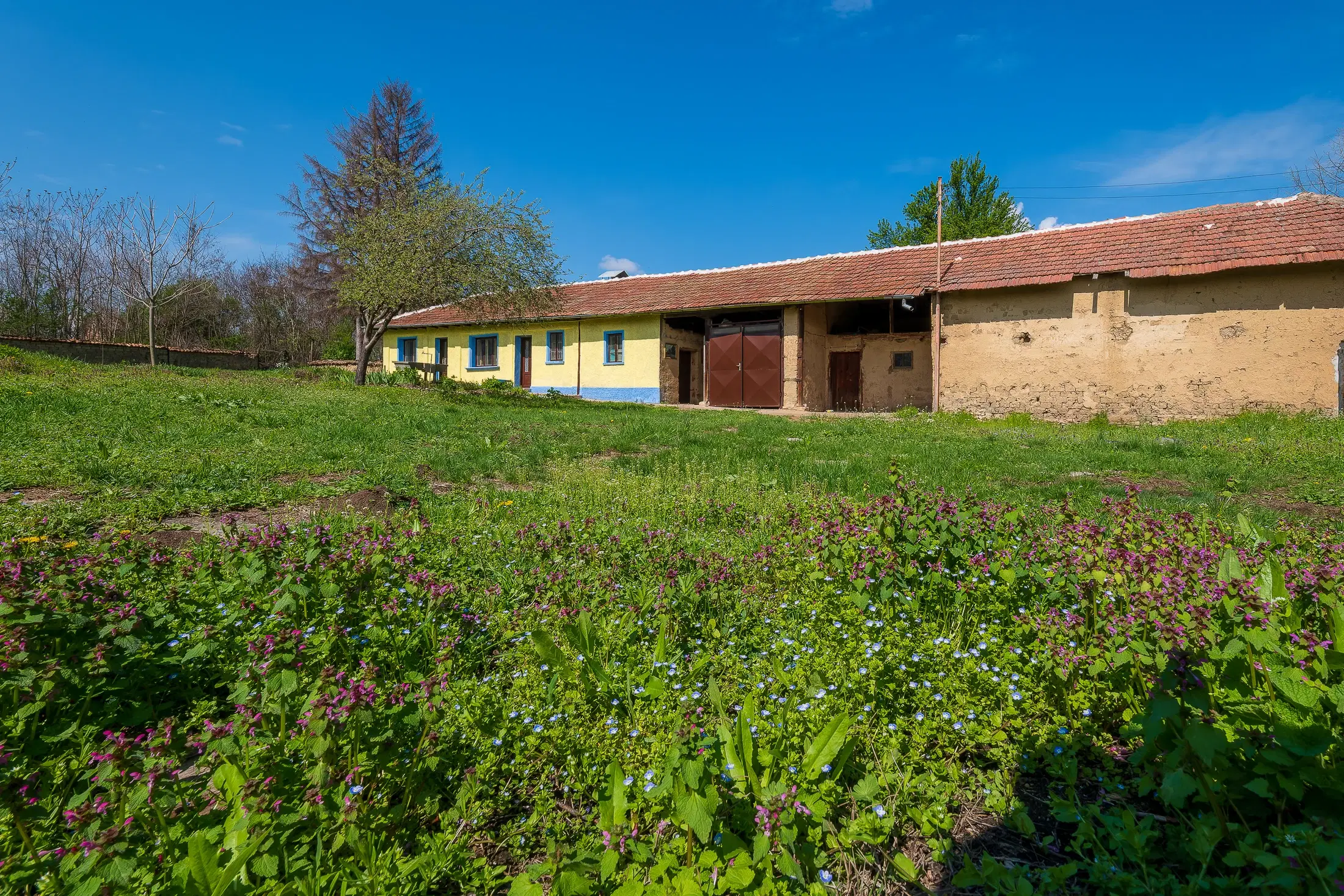 Gezinswoning op 2.090 m² perceel en bijgebouwen in Karaisen, Veliko Tarnovo - Bulgarije