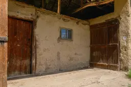 Gezinswoning op 2.090 m² perceel en bijgebouwen in Karaisen, Veliko Tarnovo - Bulgarije