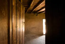 Gezinswoning op 2.090 m² perceel en bijgebouwen in Karaisen, Veliko Tarnovo - Bulgarije