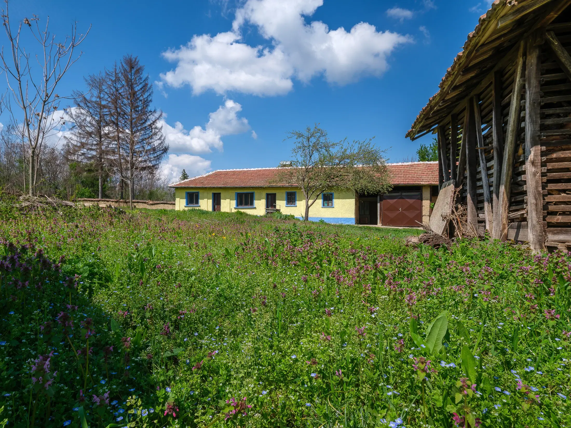Gezinswoning op 2.090 m² perceel en bijgebouwen in Karaisen, Veliko Tarnovo - Bulgarije