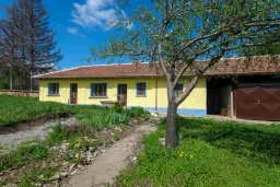Gezinswoning op 2.090 m² perceel en bijgebouwen in Karaisen, Veliko Tarnovo - Bulgarije