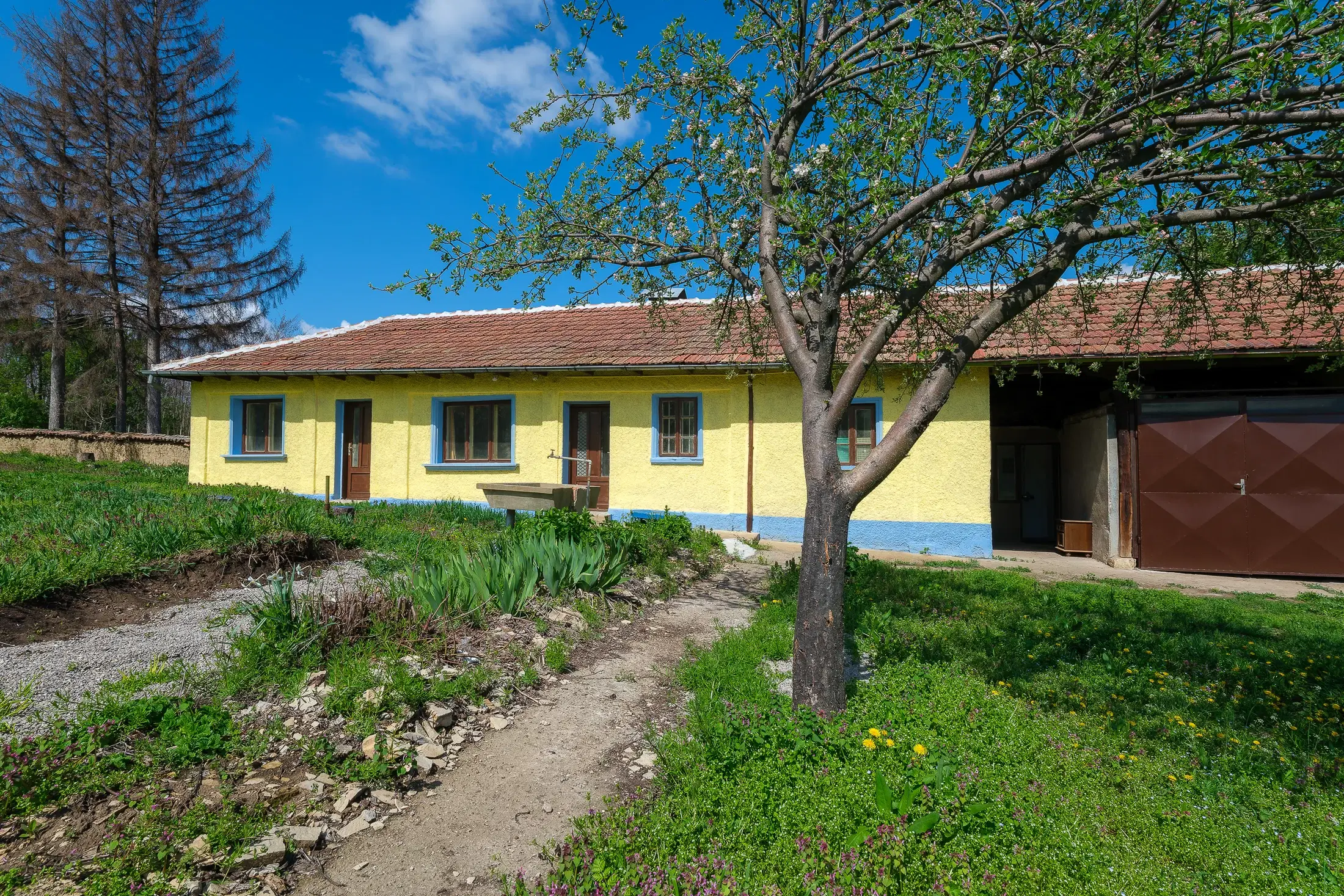 Gezinswoning op 2.090 m² perceel en bijgebouwen in Karaisen, Veliko Tarnovo - Bulgarije