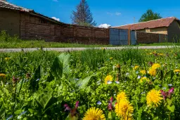 Gezinswoning op 2.090 m² perceel en bijgebouwen in Karaisen, Veliko Tarnovo - Bulgarije