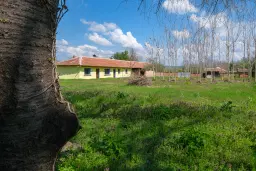 Gezinswoning op 2.090 m² perceel en bijgebouwen in Karaisen, Veliko Tarnovo - Bulgarije