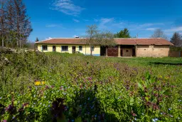 Gezinswoning op 2.090 m² perceel en bijgebouwen in Karaisen, Veliko Tarnovo - Bulgarije