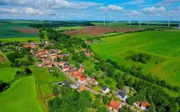 Beleggingspand met 3 appartementen, grote schuur en 2 garages in Droyßig - Duitsland