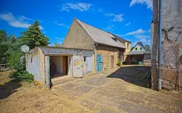 Beleggingspand met 3 appartementen, grote schuur en 2 garages in Droyßig - Duitsland