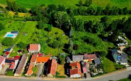 Beleggingspand met 3 appartementen, grote schuur en 2 garages in Droyßig - Duitsland