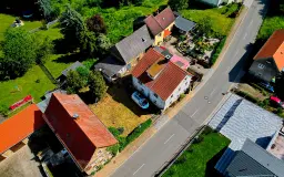 Beleggingspand met 3 appartementen, grote schuur en 2 garages in Droyßig - Duitsland