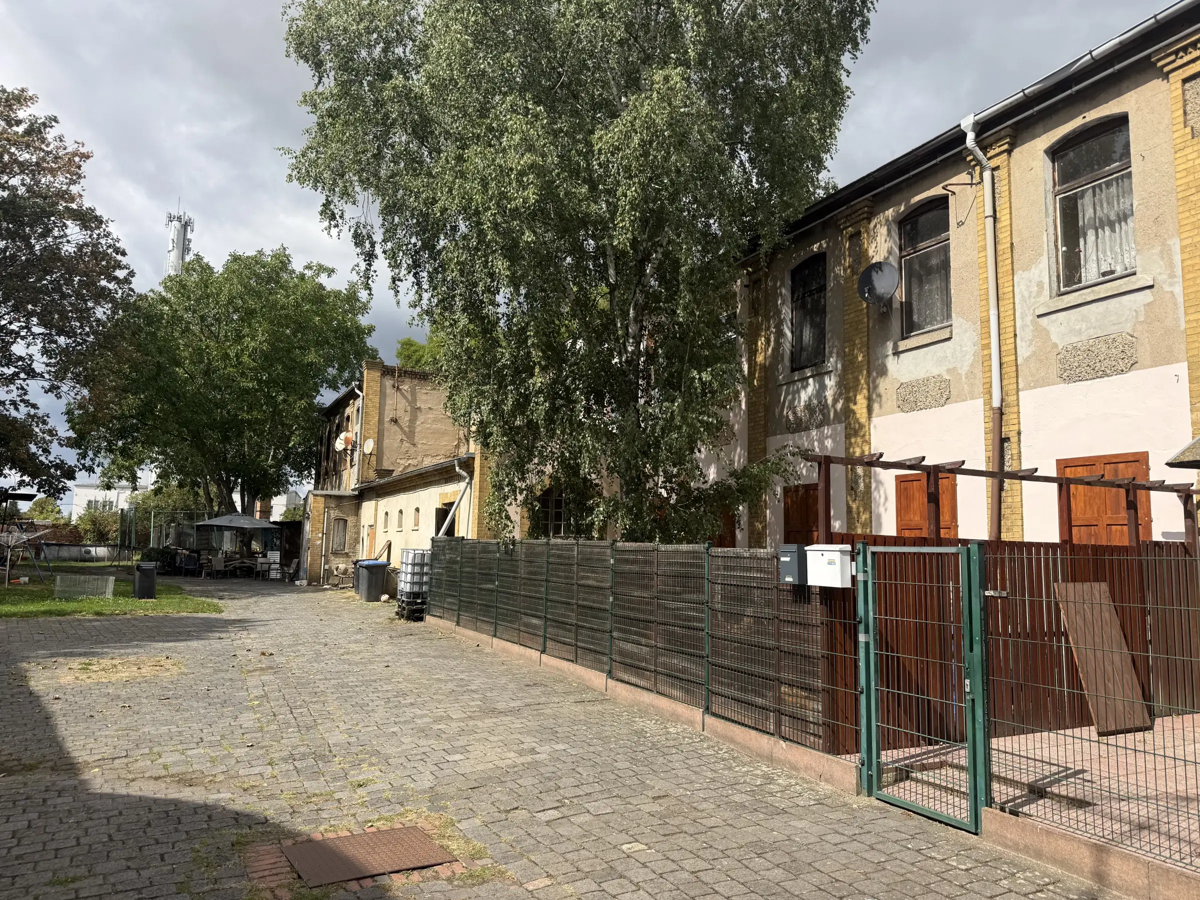 14 woningen (4 verhuurd, huursom = € 6.060,00) met 2.487 m² perceelgrootte, Zörbig, Leipzig – Duitsland