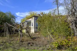 Hoofdgebouw, garage en bijgebouwen op perceel grond van 4.422 m² in Zhiten, Dobroedja - Bulgarije