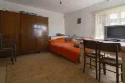 Hoofdgebouw, garage en bijgebouwen op perceel grond van 4.422 m² in Zhiten, Dobroedja - Bulgarije