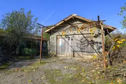 Hoofdgebouw, garage en bijgebouwen op perceel grond van 4.422 m² in Zhiten, Dobroedja - Bulgarije