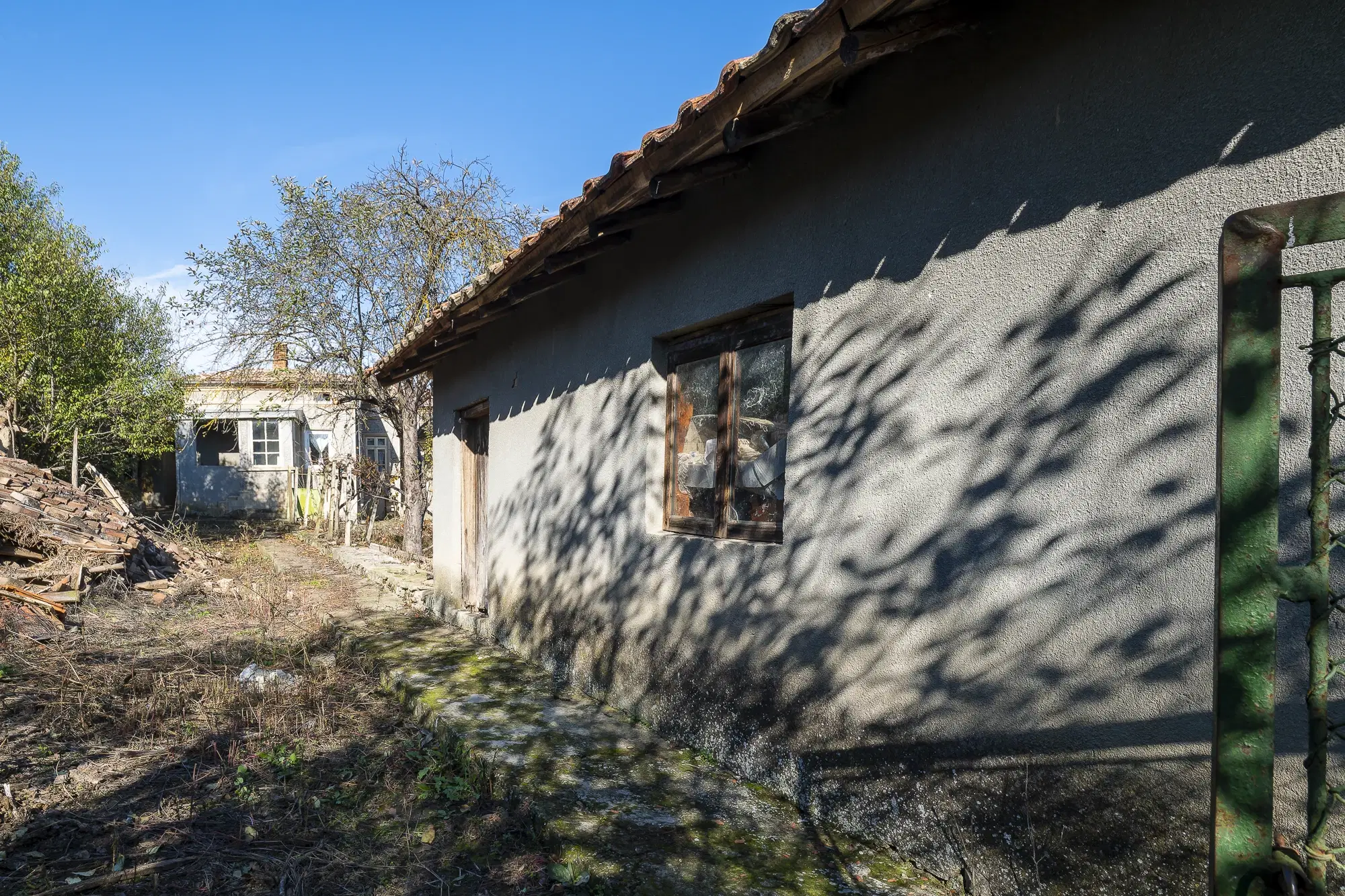 Hoofdgebouw, garage en bijgebouwen op perceel grond van 4.422 m² in Zhiten, Dobroedja - Bulgarije