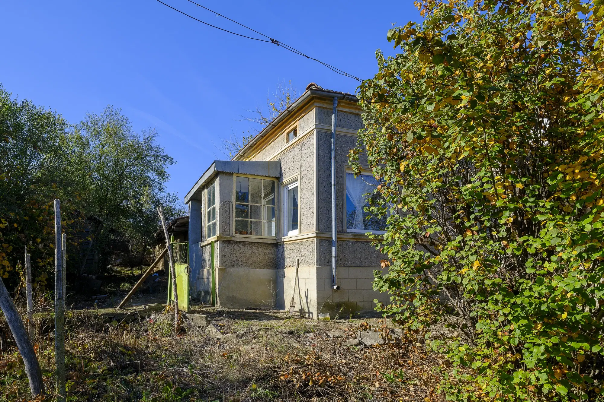 Hoofdgebouw, garage en bijgebouwen op perceel grond van 4.422 m² in Zhiten, Dobroedja - Bulgarije