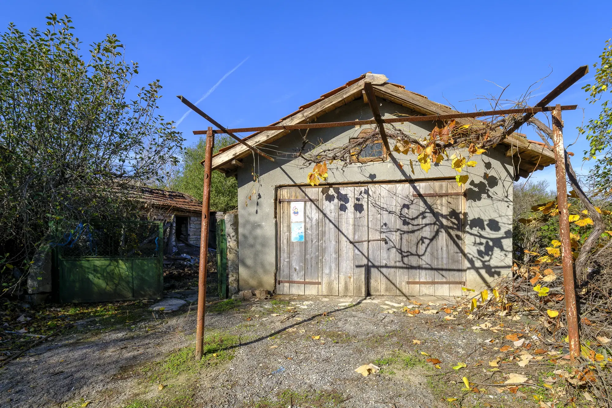 Hoofdgebouw, garage en bijgebouwen op perceel grond van 4.422 m² in Zhiten, Dobroedja - Bulgarije