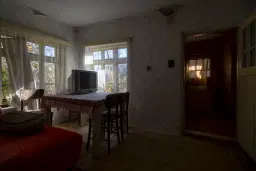 Hoofdgebouw, garage en bijgebouwen op perceel grond van 4.422 m² in Zhiten, Dobroedja - Bulgarije