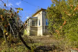 Hoofdgebouw, garage en bijgebouwen op perceel grond van 4.422 m² in Zhiten, Dobroedja - Bulgarije