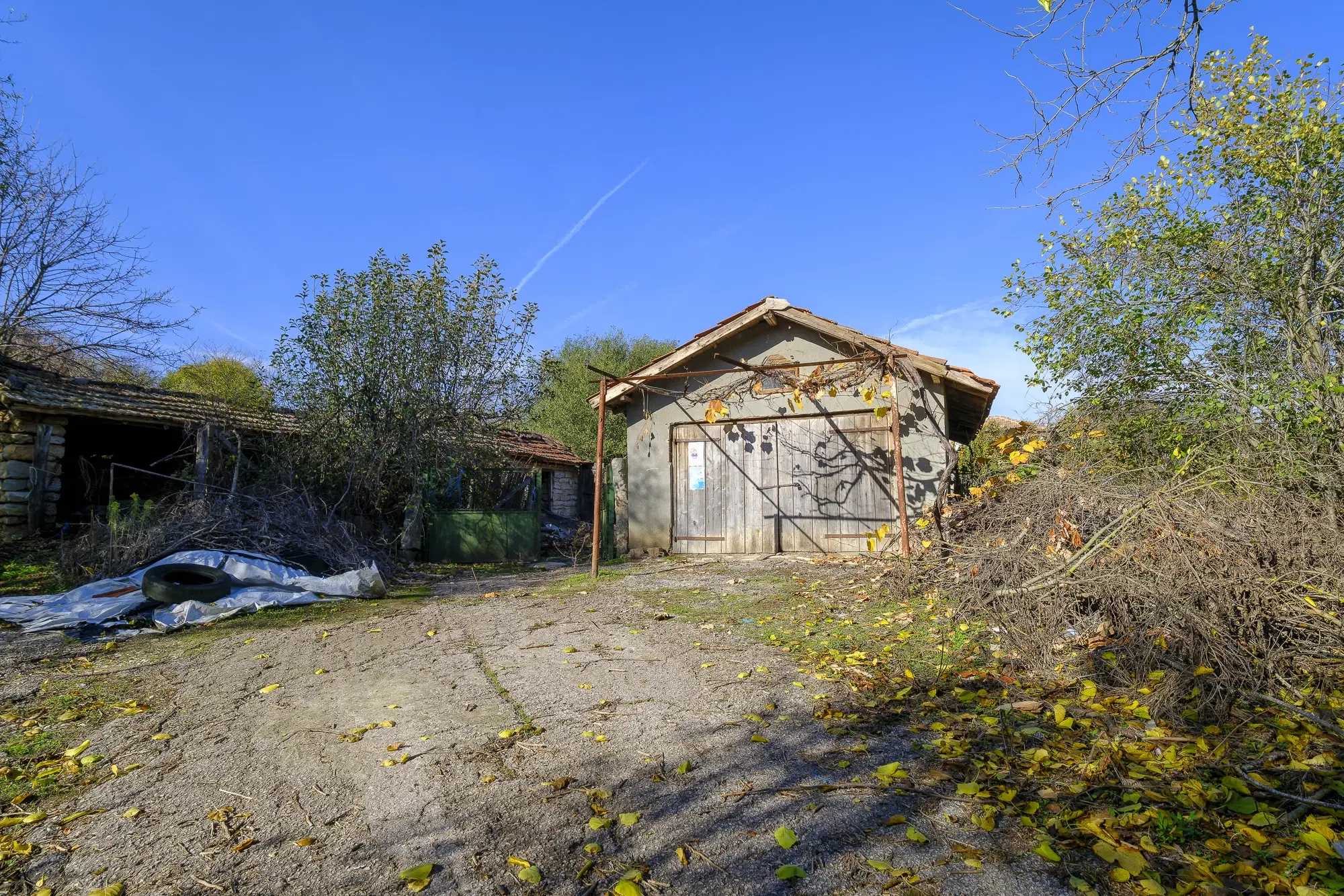 Hoofdgebouw, garage en bijgebouwen op perceel grond van 4.422 m² in Zhiten, Dobroedja - Bulgarije