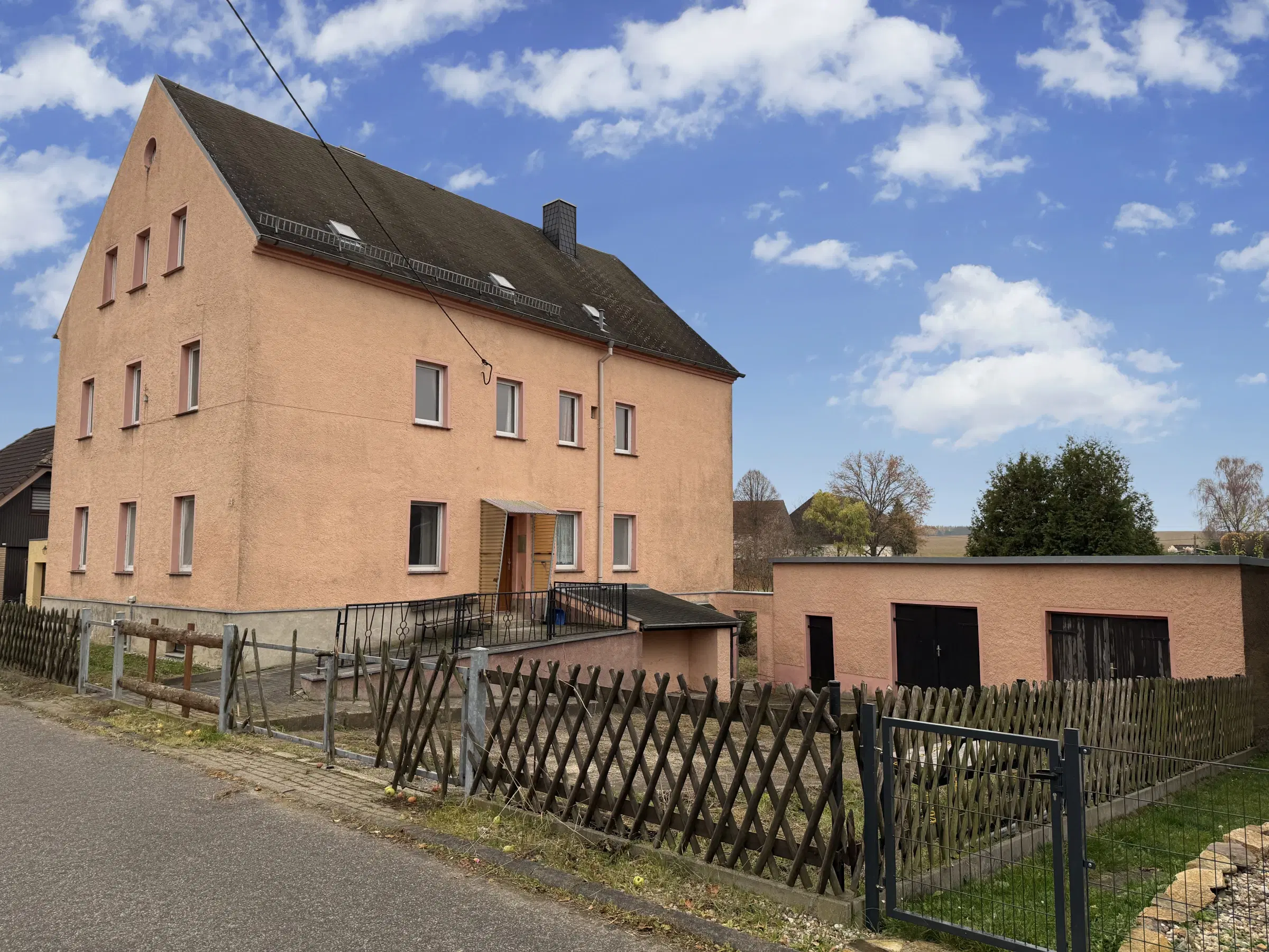 Villa met 3 wooneenheden en garages op 786 m² perceel in Waldheim - Duitsland