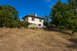 Afgelegen tweelaags huis + 1.502 grond + garage + bijgebouwen aan de rand van Milchina Luka, Regio Vidin - Bulgarije
