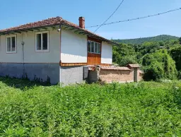 Huis met twee verdiepingen + 660 m² grond in Karan Varbovka - Bulgarije
