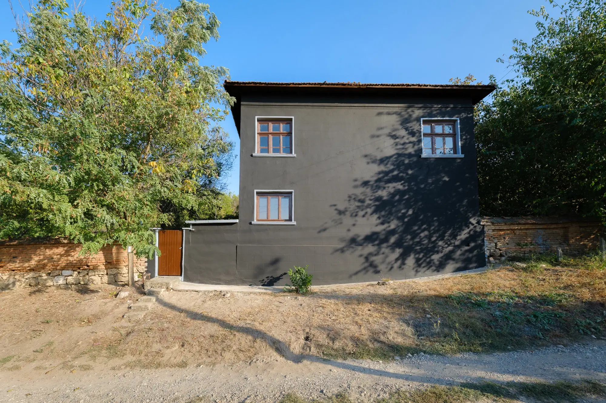 Woning met 2 verdiepingen, bijgebouwen en 2.500 m2 grond in Ostrov-upon-Danube - Bulgarije