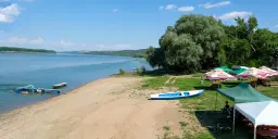 Woning met 2 verdiepingen, bijgebouwen en 2.500 m2 grond in Ostrov-upon-Danube - Bulgarije