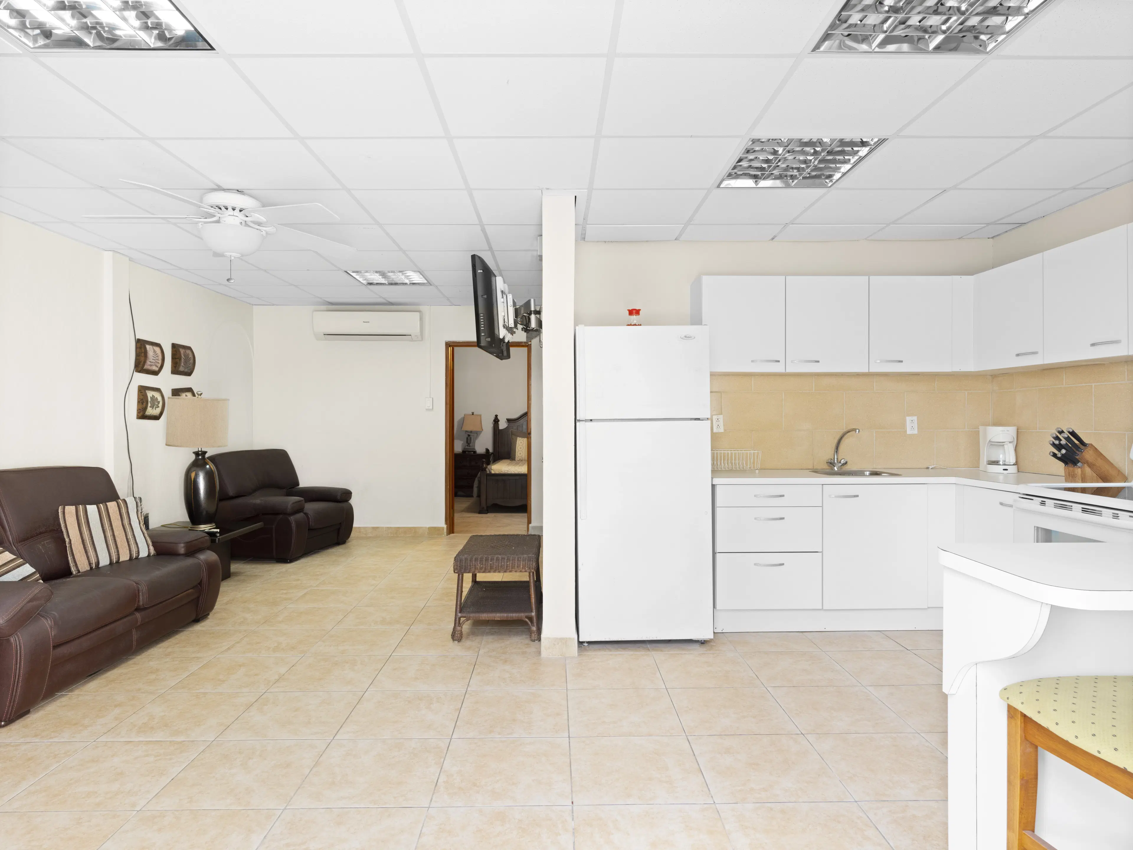 3 one-bedroom apartments (A-8) gelegen in Tower Building van Rainbow Beach Club te Cupecoy (Sint Maarten)