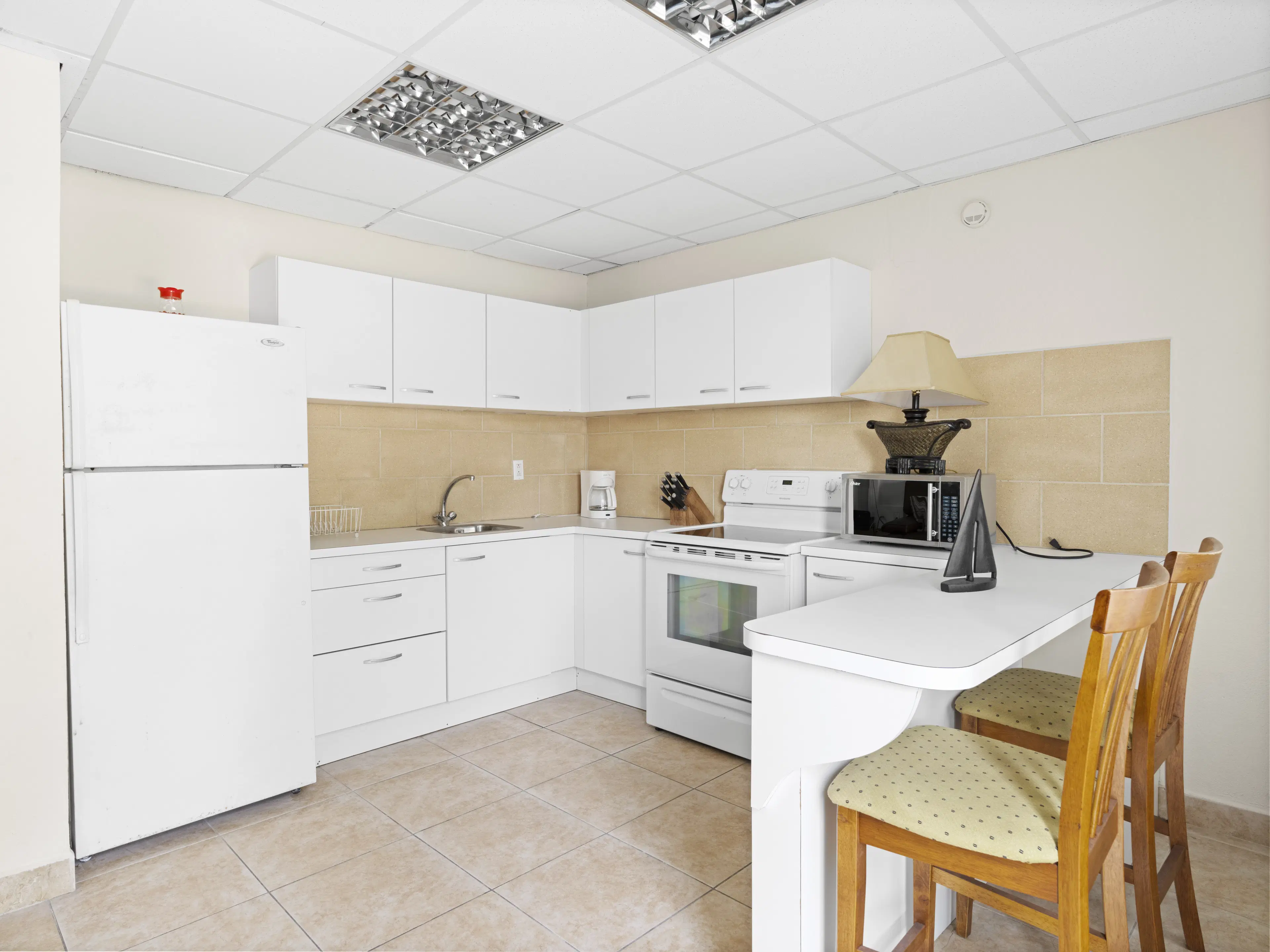 3 one-bedroom apartments (A-8) gelegen in Tower Building van Rainbow Beach Club te Cupecoy (Sint Maarten)