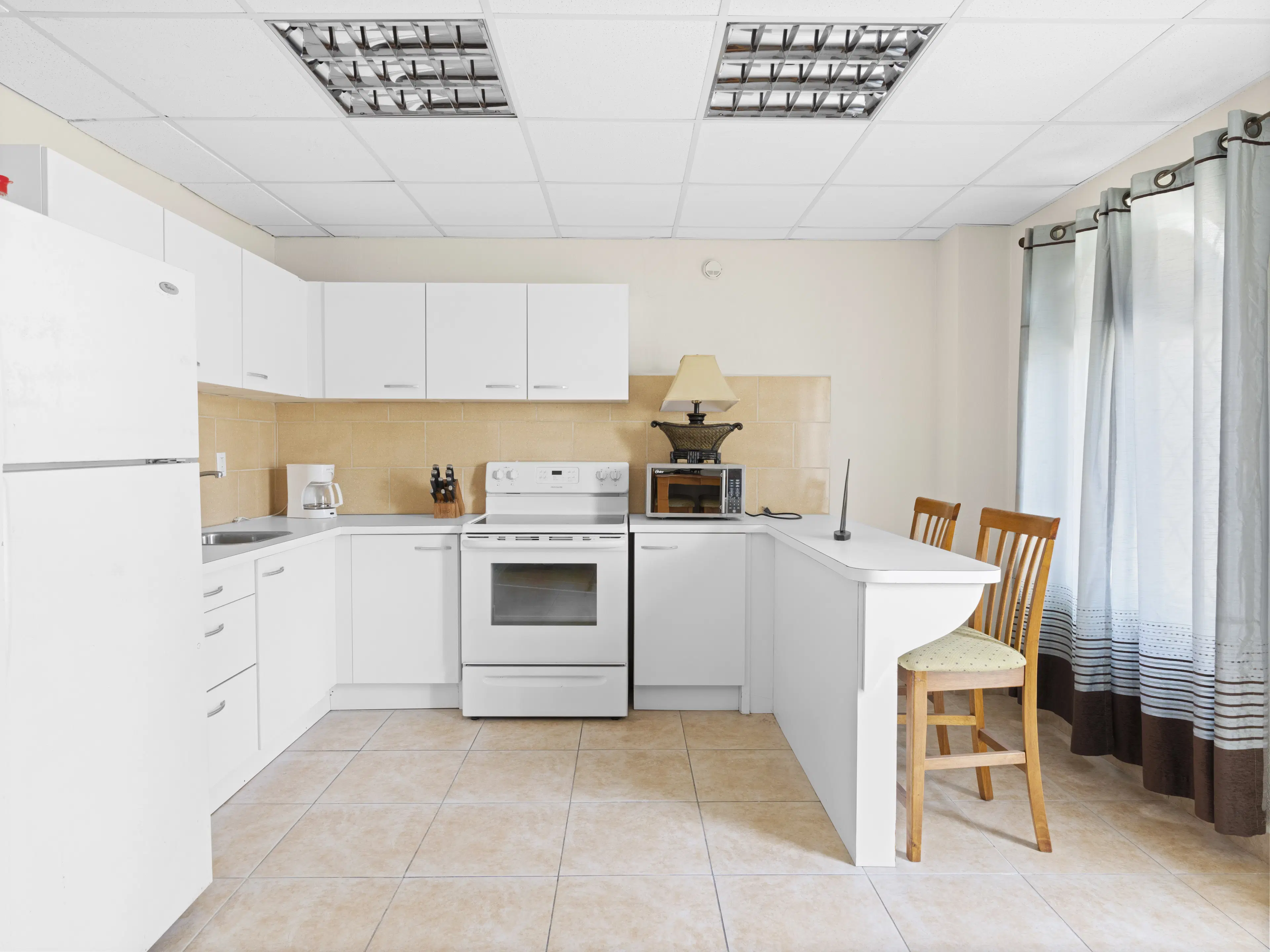 3 one-bedroom apartments (A-8) gelegen in Tower Building van Rainbow Beach Club te Cupecoy (Sint Maarten)