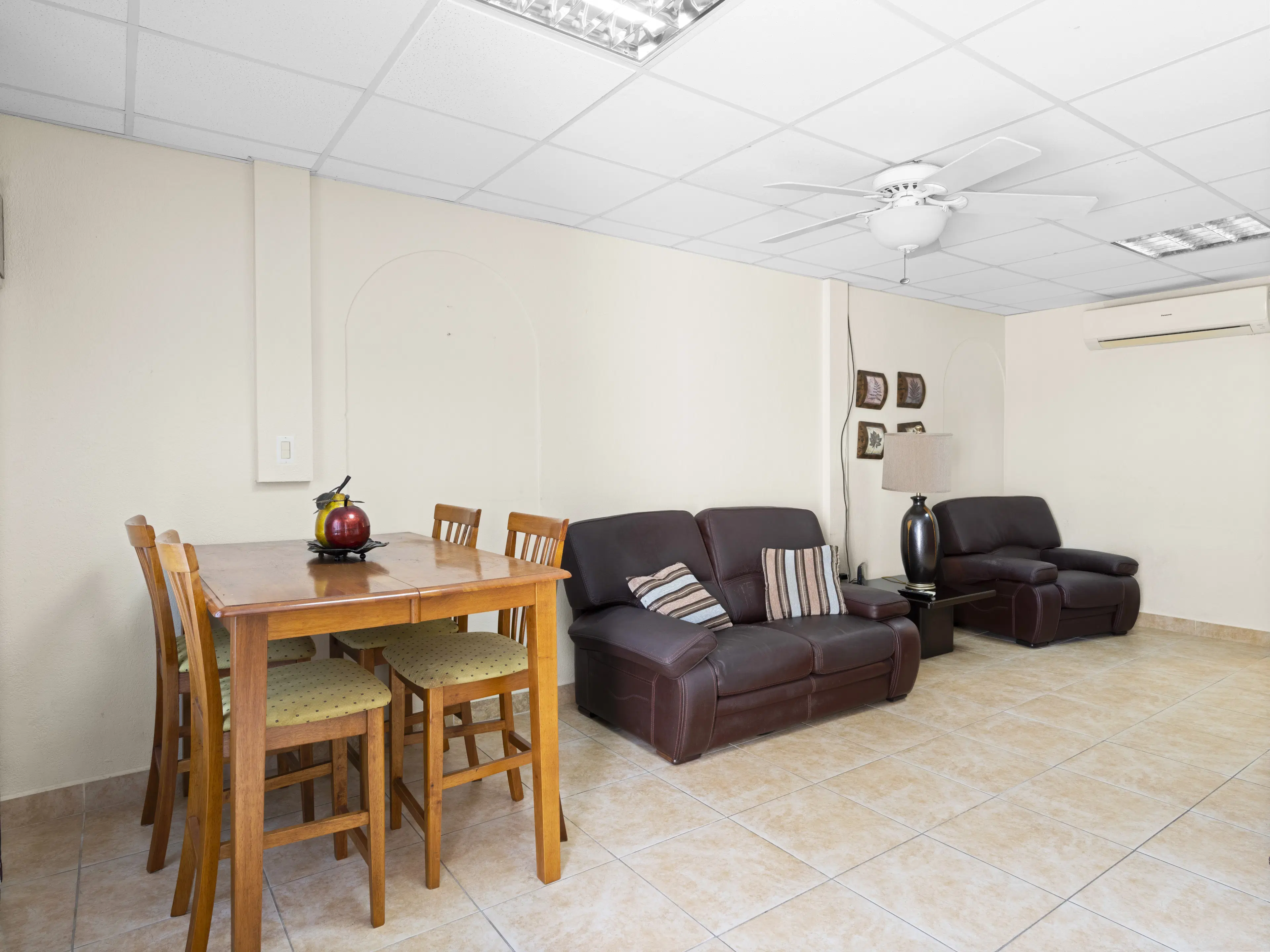 3 one-bedroom apartments (A-8) gelegen in Tower Building van Rainbow Beach Club te Cupecoy (Sint Maarten)